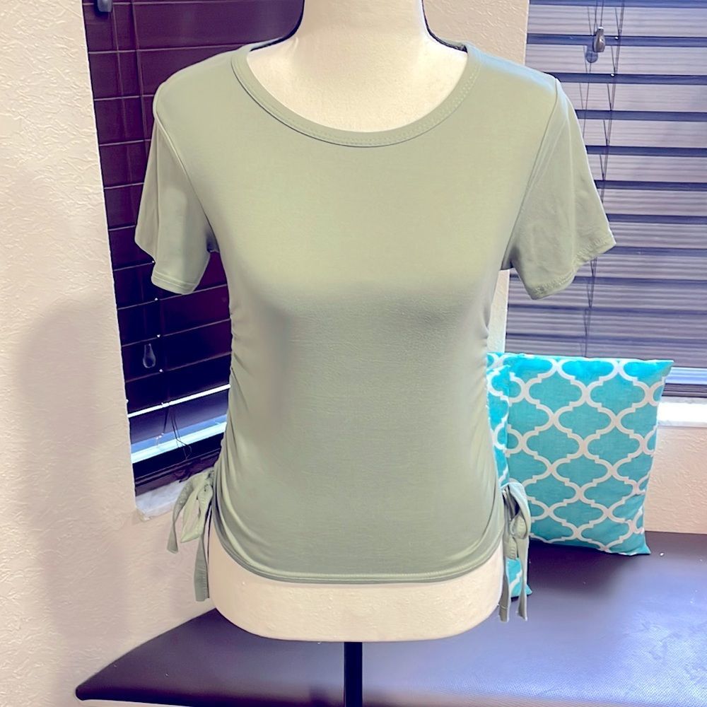 BRIT & BRI | green‎ adjustable tshirt